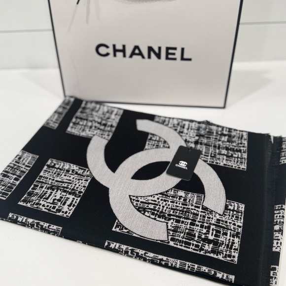 CHANEL Monochrome Logo VIP Scarf - Picture 3 of 3
